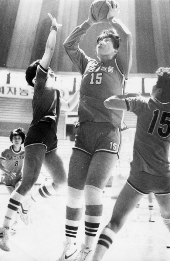 Kim Young-hee trying to shoot under the goal in the 1984 basketball game  once morest Korea Credit Guarantee Fund. [중앙포토]