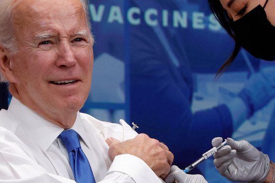 미국 바이든 대통령이 지난해 10월 코로나19 백신을 접종받고 있다. 로이터.