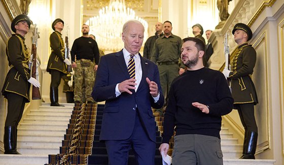 지난 2월 우크라이나 수도 키이우를 깜짝 방문한 조 바이든 미국 대통령(왼쪽)이 우크라이나 대통령 관저 계단을 내려오며 볼로디미르 젤렌스키 우크라이나 대통령과 이야기하고 있다. UPI=연합뉴스