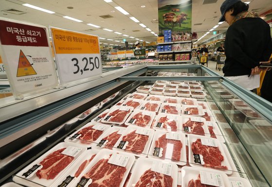 올해 들어 미국산 쇠고기 수입량이 2008년 ‘광우병 사태’ 이후 처음으로 전체 쇠고기 수입량의 절반을 넘어섰다. 미국산 쇠고기에 대한 광우병 우려가 사그라든 데다, 자유무역협정(FTA) 체결에 따라 가격도 싸졌기 때문으로 분석된다. 사진은 서울 한 마트의 미국산 쇠고기 코너. [연합뉴스]  〈저작권자 ⓒ 1980-2018 ㈜연합뉴스. 무단 전재 재배포 금지.