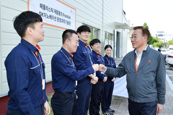 김준 SK이노베이션 부회장(맨 오른쪽)이 지난 15일 대전 SK이노베이션 환경과학기술원(IEST)을 방문해 구성원들과 인사를 나누고 있다. 사진 SK이노베이션