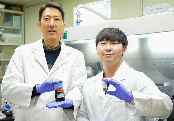 KERI 박준호 박사(왼쪽)과 허영준 연구원이 간단 합성법으로 고체전해질을 저가 대량생산하는 기술을 개발했다