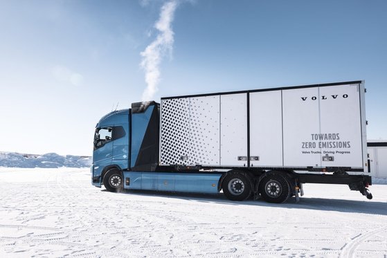 매서운 바람과 눈이 자주 내려 결빙 구간이 많은 스웨덴 북부 지역 공공도로에서 시범 주행 중인 수소연료전지 볼보트럭. 사진 볼보트럭코리아