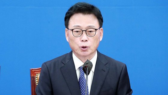  박광온 더불어민주당 원내대표가 16일 오전 서울 여의도 국회에서 열린 원내대책회의에서 모두발언을 하고 있다. 뉴스1