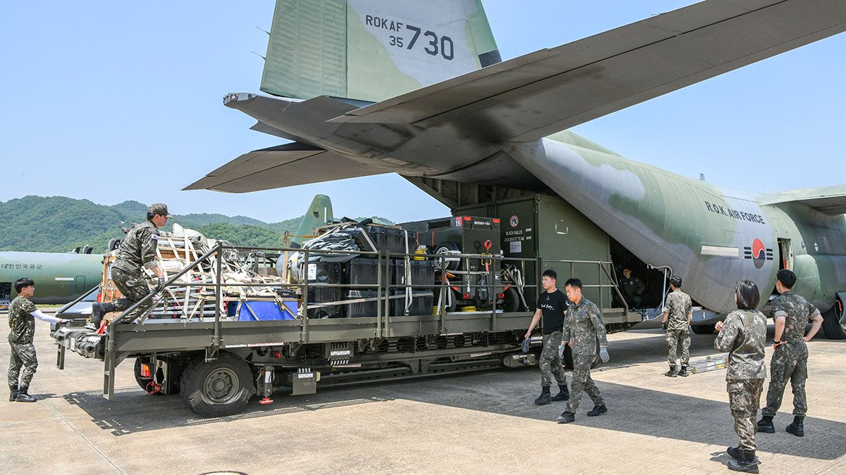 지난 16일 원주기지에서 에어쇼 참가요원들이 C-130 수송기에 화물을 싣고 있다. 사진 공군