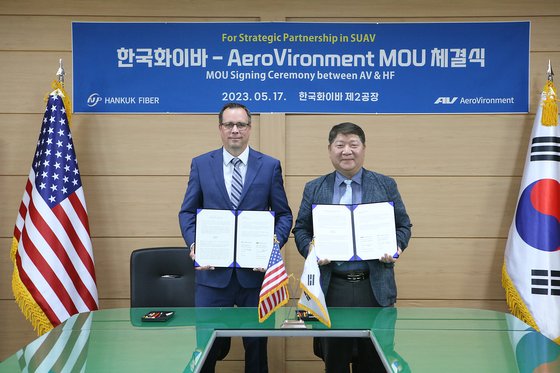 조상호 한국화이바 부사장(오른쪽)과 트레이스 스티븐슨 에어로바이런먼트 수석 부사장이 17일 군사 무인기 생산 협력을 위한 양해각서(MOU)를 체결했다. 한국화이바