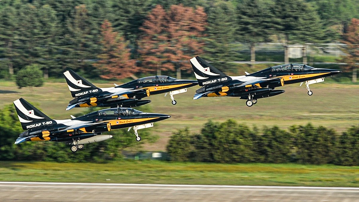 블랙이글스 T-50B 항공기가 말레이시아를 향해 원주기지에서 이륙하고 있다. 사진 공군