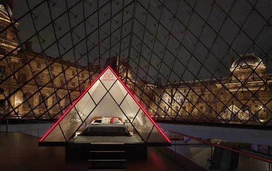 지난 2019년 에어비앤비와 프랑스 파리 루브르박물관이 진행했던 이벤트. 유리 피라미드 안에서 숙박 기회를 제공했다. [사진 에어비앤비]