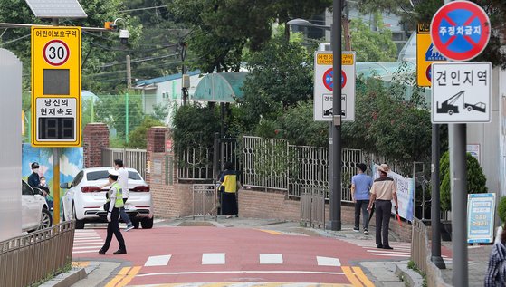 서울의 한 초등학교 앞 어린이보호구역에서 경찰들이 주정차 단속 및 어린이들의 교통안전 지도를 하고 있다. 뉴스1 