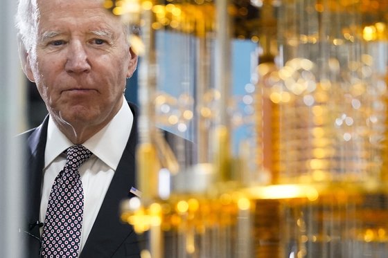 조 바이든 미국 대통령이 지난해 뉴욕 포킵시에 있는 IBM 시설에서 IBM 시스템원 양자컴퓨터를 살펴보고 있다. AP=연합뉴스