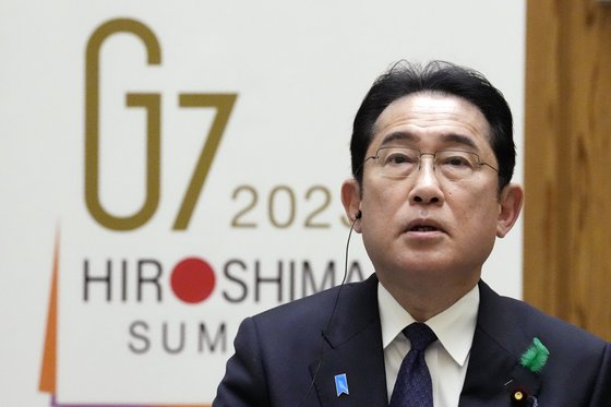先月20日、G7サミットについて外国記者の質問に答える岸田文雄首相。  AP = 聯合ニュース