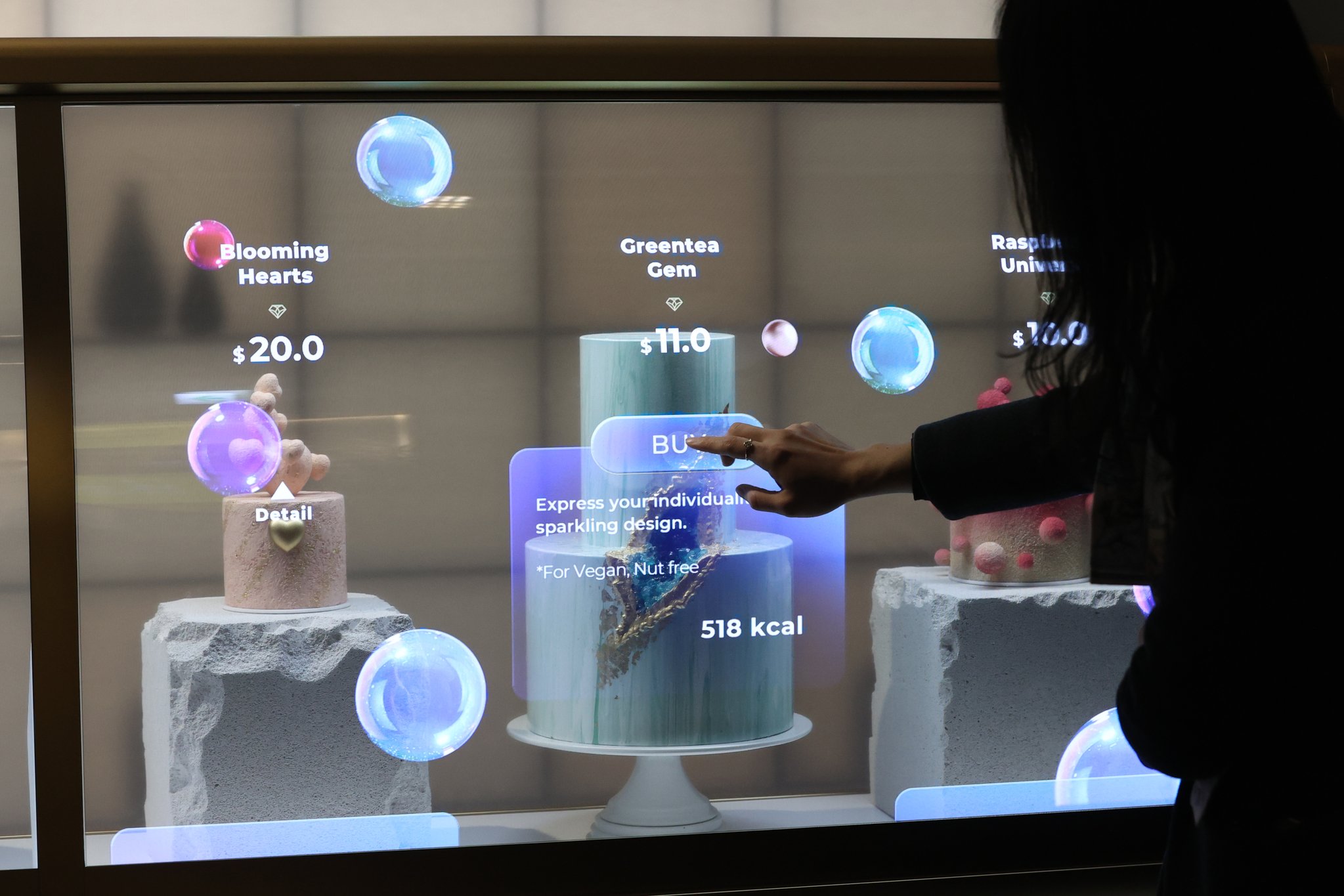 지난해 12월 22일 서울 세종문화회관에서 한 시민이 LG디스플레이 투명 OLED를 만져보고 있다. 연합뉴스