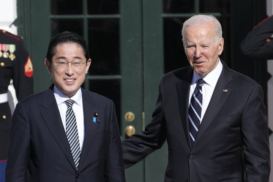 日本の岸田文雄首相（左）とジョー・バイデン米国大統領。  AP = 聯合ニュース