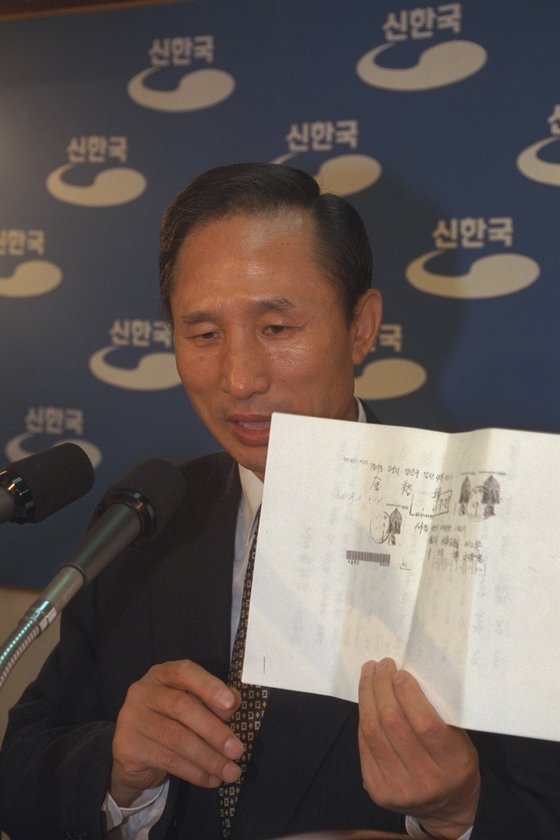 1996년 이명박 당시 신한국당 의원이 자신의 선거 비용을 폭로한 김유찬 전 비서관의 사과편지내용을 공개하고 있다. 중앙포토
