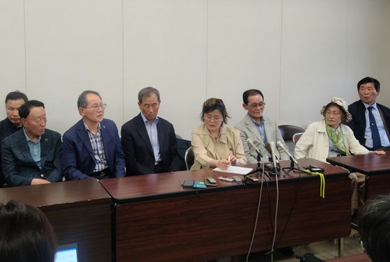 18일 한국원폭피해자협회 회원들이 일본 히로시마 시청에서 기자회견을 하고 있다. 이영희 특파원