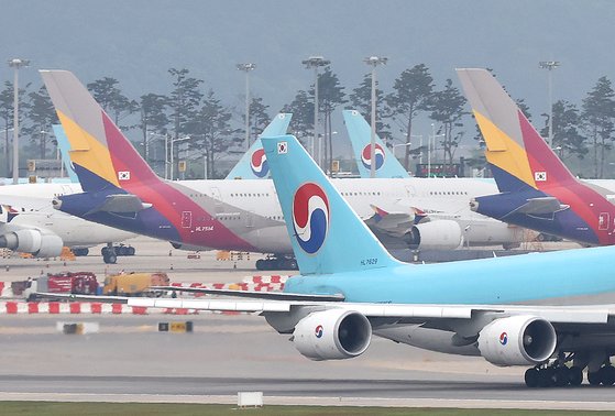 지난 18일 인천국제공항에 계류 중인 대한항공과 아시아나항공 여객기. 연합뉴스