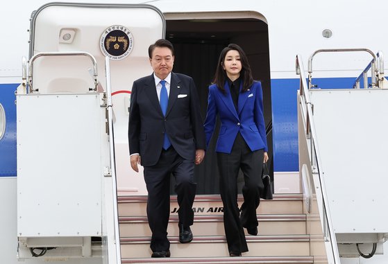 주요 7개국(G7) 정상회의에 참석하는 윤석열 대통령과 김건희 여사가 19일 일본 히로시마공항에 도착, 공군 1호기에서 내리고 있다. 연합뉴스
