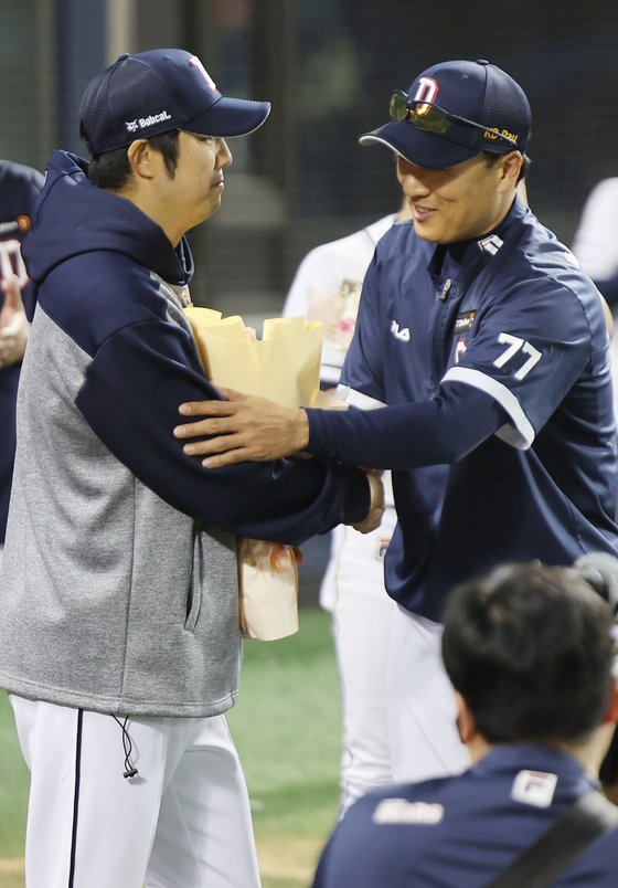 23일 잠실 삼성전 승리로 통산 130승을 달성한 뒤 이승엽 감독(오른쪽)의 축하를 받는 장원준. 연합뉴스