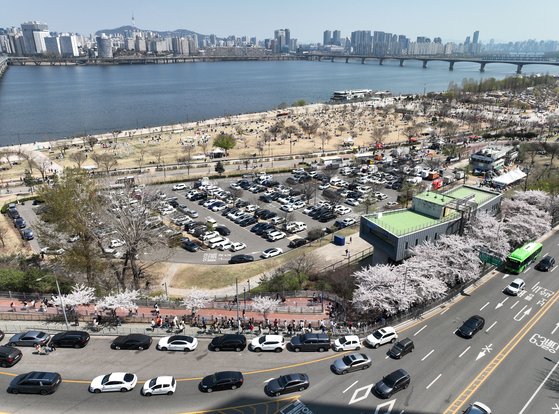 여의도 봄꽃축제가 열린 여의도한강공원 일대 주차장이 나들이 차량으로 꽉 차 있다. [연합뉴스]
