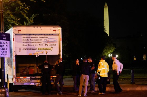 23일(현지시간) 미국 워싱턴 백악관 인근 울타리를 들이받은 한 트럭 주위를 미 비밀경호국 직원들이 살피고 있다. 로이터=연합뉴스 