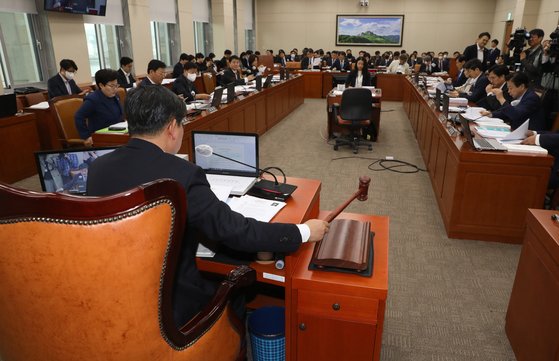 전해철 국회 환노위 위원장이 25일 서울 여의도 국회에서 열린 환경노동위원회 전체회의에서 의사봉을 두드리고 있다. 뉴스1