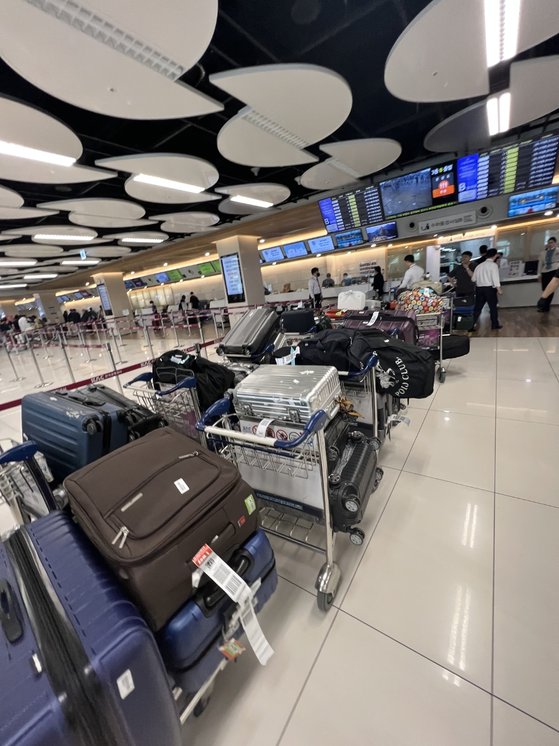 24일 오전 김포공항 국내선 청사에 승객들의 위탁수하물이 항공사 발권카운터 앞에 줄지어 놓여져 있다. 뉴시스