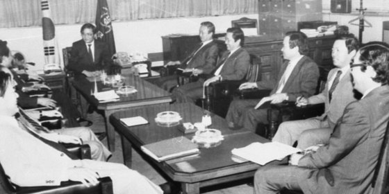 80년대 재무부 장관 시절 간부 회의를 주재하는 강경식 전 경제부총리(뒷줄 가운데). 중앙DB.