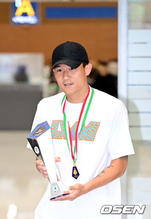 [OSEN=인천공항, 최규한 기자]  Kim Min-jae (27, Naples), who received the 'Serie A Defender of the Year Award', returned home via Incheon Airport on the followingnoon of the 6th following the season. stood out as a defender.  Kim Min-jae, who even conquered Serie A, is now receiving transfer offers from big clubs such as Manchester United, Liverpool, and PSG. Kim Min-jae, who returned to Korea that day, plans to enter the training center on the 15th for three weeks of basic military training.  Therefore, Kim Min-jae cannot play in the national team's evaluation match in June. Kim Min-jae returns to Korea and greets fans and reporters.  2023.06.06 / dreamer@osen.co.kr