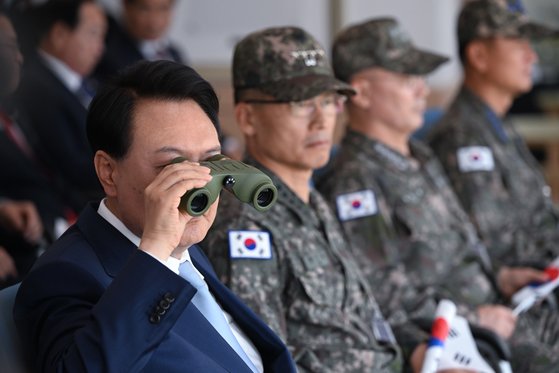 尹錫悦（ユン・ソクヨル）大統領は15日午後、京畿道抱川市の推進訓練センターで行われた2023年度統合・統合火力破壊訓練を監督し、双眼鏡で訓練を視察した。 ニュース1