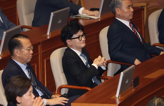 한동훈 법무부 장관이 19일 국회에서 민주당 이재명 대표의 교섭단체 연설을 듣고 있다. 연합뉴스