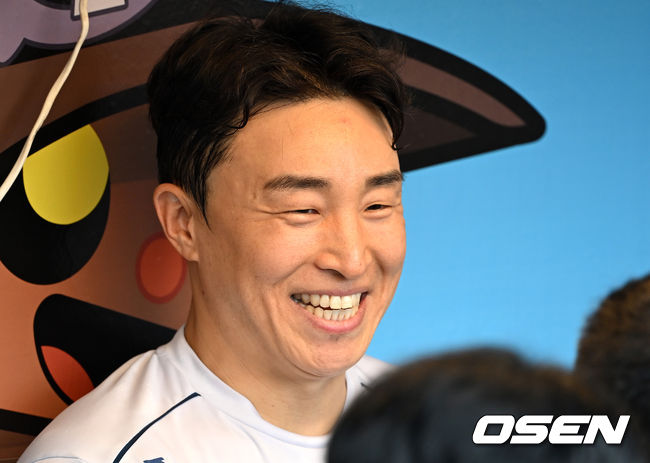 [OSEN=창원, 이대선 기자] 19일 오후 창원NC파크에서 ‘2023 KBO 포스트시즌 와일드카드 결정전 1차전 두산 베어스와 NC 다이노스의 경기가 열렸다.경기에 앞서 NC 손아섭이 미소를 짓고 있다. 2023.10.19 /sunday@osen.co.kr