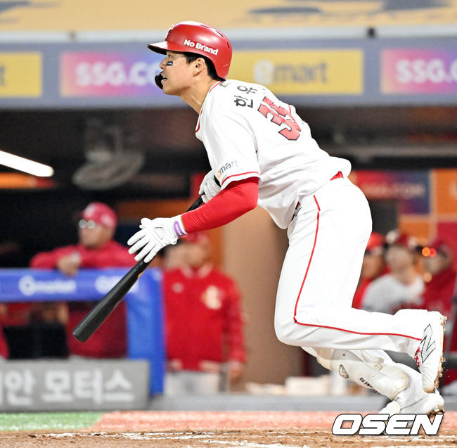 [OSEN=인천, 민경훈 기자] 23일 인천 SSG랜더스필드에서 2023 KBO 준플레이오프 SSG 랜더스와 NC 다이노스의 2차전 경기가 열렸다.6회말 1사 SSG 한유섬이 중월 솔로 홈런을 때리고 있다. 2023.10.23  / rumi@osen.co.kr