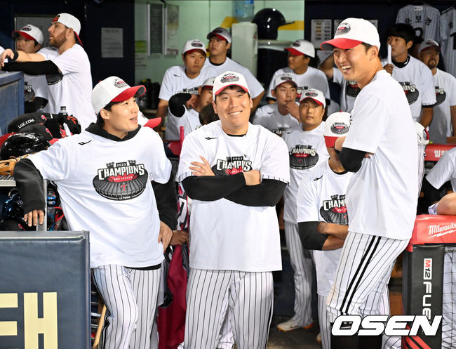LG 임찬규가 김현수, 박해민과 함께  우승 기념 영상을 보며 미소짓고 있다. / OSEN DB