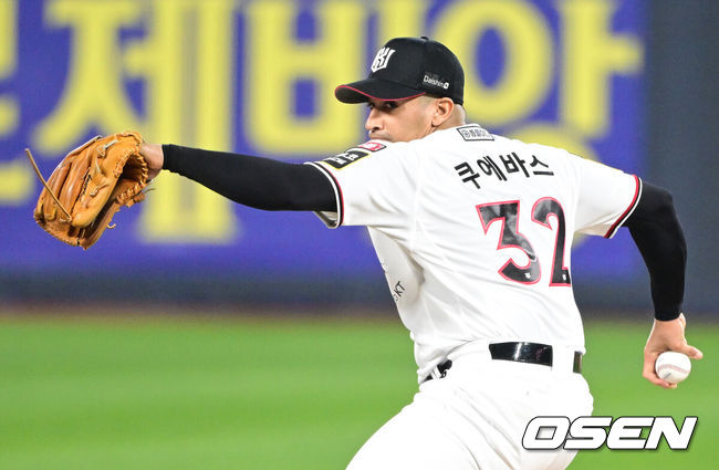 [OSEN=수원, 최규한 기자] 30일 오후 수원 KT위즈파크에서 ‘2023 신한은행 SOL KBO 포스트시즌 플레이오프’ 1차전 KT 위즈와 NC 다이노스의 경기가 열렸다.1회초 KT 선발 쿠에비스가 힘차게 공을 뿌리고 있다. 2023.10.30 / dreamer@osen.co.kr