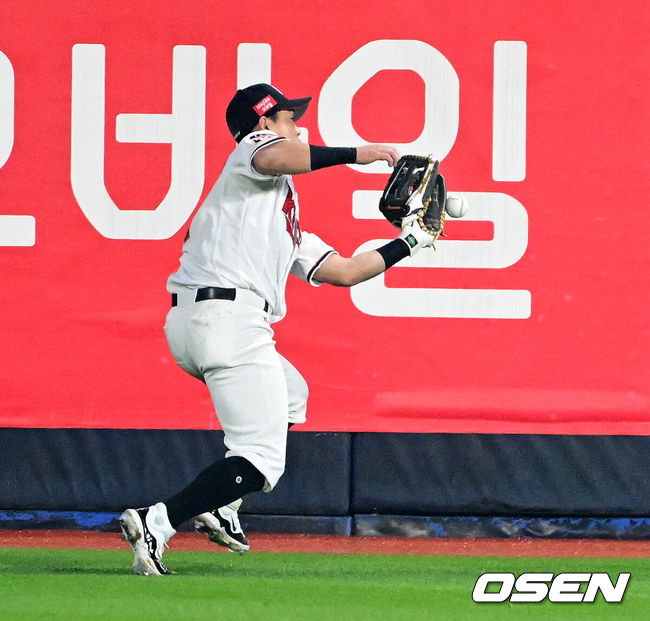 [OSEN=수원, 지형준 기자] 30일 오후 수원 KT위즈파크에서 ‘2023 신한은행 SOL KBO 포스트시즌 플레이오프’ 1차전 KT 위즈와 NC 다이노스의 경기가 열렸다.4회초 2사 1,2루에서 KT 배정대가 NC 권희동의 2타점 적시 우중간 3루타 타구를 아쉽게 놓치고 있다. 2023.10.30 /jpnews@osen.co.kr