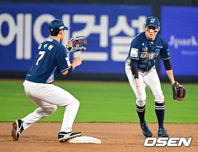 [OSEN=수원, 지형준 기자] 30일 오후 수원 KT위즈파크에서 ‘2023 신한은행 SOL KBO 포스트시즌 플레이오프’ 1차전 KT 위즈와 NC 다이노스의 경기가 열렸다.8회말 무사 1루에서 NC 박민우가 KT 김상수의 2루 땅볼에 김주원에게 토스하며 병살로 연결하고 있다. 2023.10.30 /jpnews@osen.co.kr