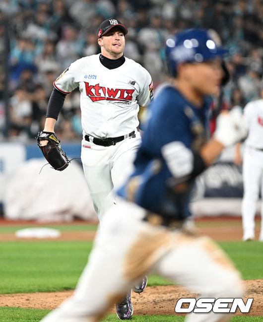 [OSEN=수원, 이대선 기자] 31일 오후 수원 KT위즈파크에서 ‘2023 신한은행 SOL KBO 포스트시즌 플레이오프’ 2차전 KT 위즈와 NC 다이노스의 경기가 열렸다.5회초 무사에서 NC 김주원의 타구를 맞은 KT 벤자민이 고통스러워하고 있다. 2023.10.31 /sunday@osen.co.kr