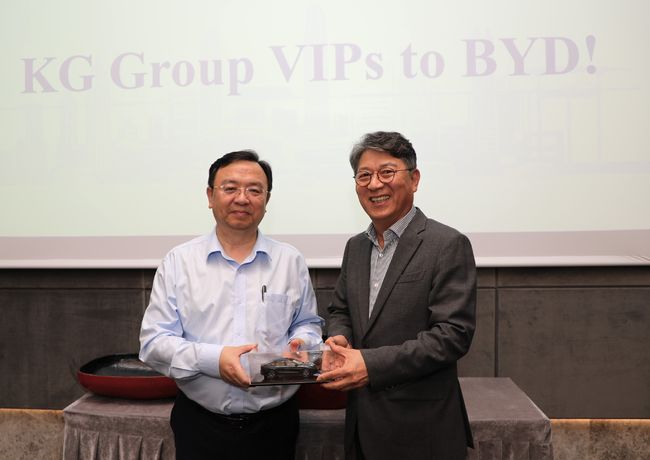 KG모빌리티 곽재선 회장(오른쪽)과 BYD왕찬푸 회장이 배터리 팩 공장 설립과 하이브리드 시스템 개발에서 서로 협력하기로 약속했다.