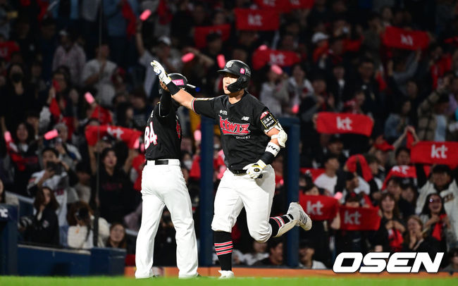 [OSEN=창원, 최규한 기자] 2일 오후 창원 NC파크에서 ‘2023 신한은행 SOL KBO 포스트시즌 플레이오프’ 3차전 NC 다이노스와 KT 위즈의 경기가 열렸다.2회초 1사 1루 상황 KT 배정대가 선제 좌월 투런포를 날리고 그라운드를 돌며 기뻐하고 있다. 2023.11.02 / dreamer@osen.co.kr