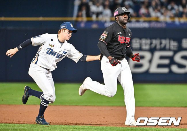 [OSEN=창원, 이석우 기자]KT 위즈 알포드가 3회초 1사 1루 박병호 타석때 투수 견제에 걸려 NC 다이노스 박민우에게 태그 아웃당하고 있다. 2023.11.02 / foto0307@osen.co.kr