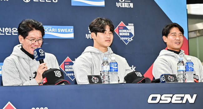 [OSEN=박준형 기자] 6일 오후 서울 잠실구장에서 2023 KBO 한국시리즈 미디어데이 행사가 진행됐다.KT 이강철 감독이 질문에 답하고 있다 2023.11.06 / soul1014@osen.co.kr