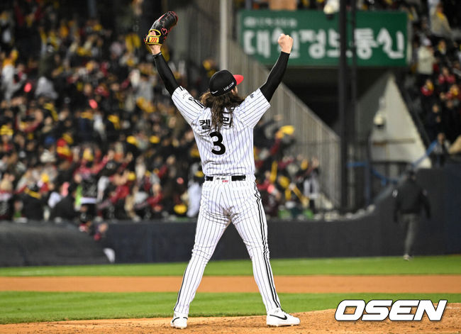 [OSEN=잠실, 이대선 기자] 7일 오후 서울 잠실야구장에서 2023 KBO 프로야구 포스트시즌 한국시리즈 1차전 LG 트윈스와 KT 위즈의 경기가 열렸다.6회초 2사에서 LG 켈리가 문성주의 호수비에 환호하고 있다. 2023.11.07 /sunday@osen.co.kr