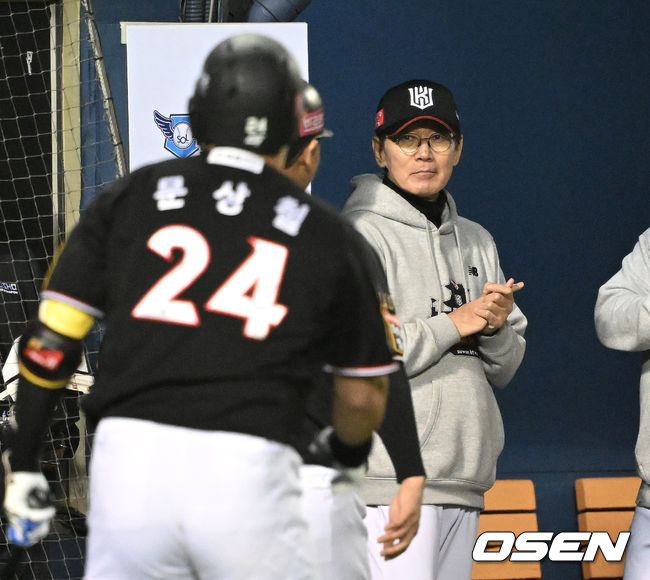 [OSEN=잠실, 이대선 기자] 8일 오후 서울 잠실야구장에서 2023 KBO 프로야구 포스트시즌 한국시리즈 2차전 LG 트윈스와 KT 위즈의 경기가 열렸다.1회초 1사 2,3루에서 KT 이강철 감독이 배정대의 좌중간 2타점 적시타 때 홈을 밟은 장성우에게 박수를 보내고 있다. 2023.11.08 /sunday@osen.co.kr