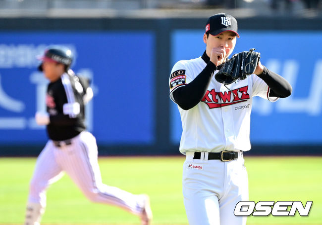 [OSEN=수원, 최규한 기자] 11일 수원 KT위즈파크에서 ‘2023 신한은행 SOL KBO 포스트시즌 한국시리즈’ 4차전 KT 위즈와 LG 트윈스의 경기가 열렸다. 1회초 1사 1루 상황 LG 김현수에게 우월 투런포를 내준 KT 선발 엄상백이 손에 입김을 불고 있다. 2023.11.11 / dreamer@osen.co.kr