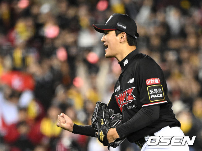 [OSEN=잠실, 이대선 기자] 7일 오후 서울 잠실야구장에서 2023 KBO 프로야구 포스트시즌 한국시리즈 1차전 LG 트윈스와 KT 위즈의 경기가 열렸다.4회말 2사 2,3루에서 KT 고영표가 LG 박해민을 삼진으로 처리하고 환호하고 있다. 2023.11.07 /sunday@osen.co.kr