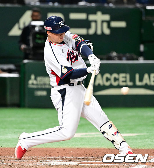 [OSEN=도쿄, 지형준 기자] 대한민국 야구대표팀이 호주에 WBC 패배를 설욕했다. 연장 승부치기끝에 호주를 잡았다.류중일 감독이 이끄는 한국야구대표팀은 16일 일본 도쿄돔에서 열린 2023 아시아프로야구챔피언십(APBC) 첫 경기 호주전을 3-2 끝내기 승리로 장식했다. 연장 10회 무사 1,2루 승부치기에서 노시환이 초구에 끝내기 안타를 터뜨려진땀나는 승리를 거뒀다.연장 10회말 무사 1,2루에서 대한민국 노시환이 끝내기 안타를 날리고 있다. 2023.11.16 / jpnews.osen.co.kr