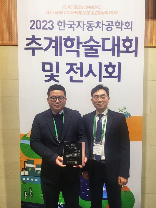 한국자동차연구원 김현철 부원장(왼쪽)과 KAIDA 박주선 상무. 