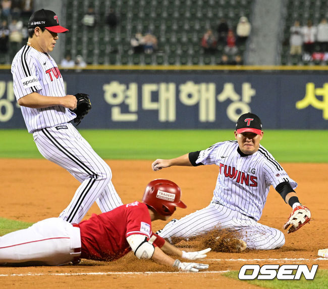 LG 김민성이 5회초 1사 2,3루에서 SSG 박성한의 1루 땅볼 타구를 잡아 아웃을 시키고 있다. / OSEN DB