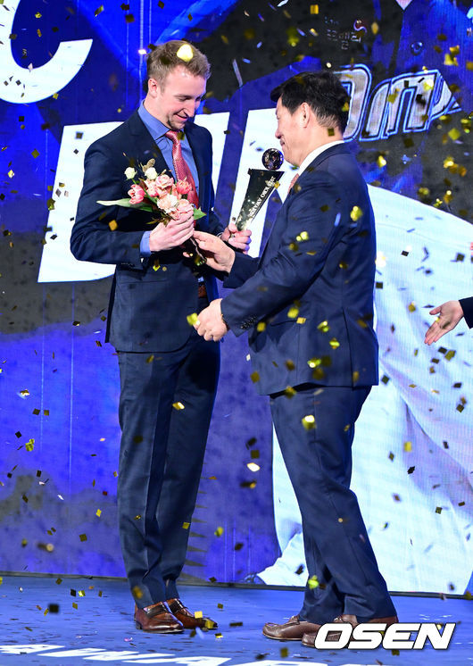 [OSEN=지형준 기자]NC 페디가 KBO MVP에 선정되며 허구연 총재의 축하를 받고 있다. 2023.11.27 / jpnews.osen.co.kr
