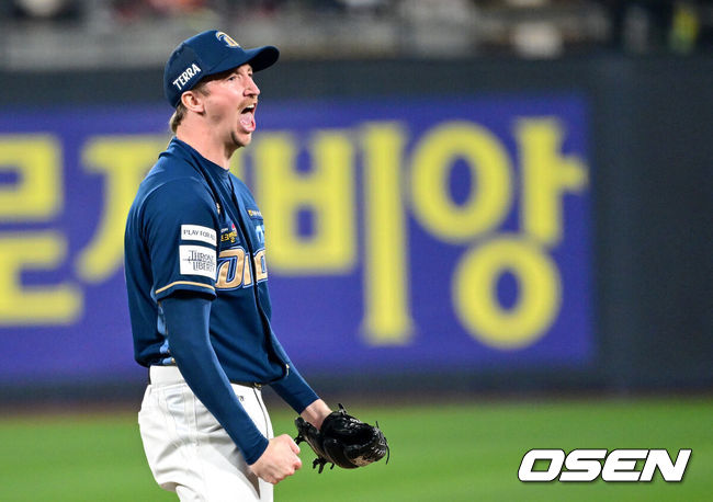 [OSEN=수원, 최규한 기자] 30일 오후 수원 KT위즈파크에서 ‘2023 신한은행 SOL KBO 포스트시즌 플레이오프’ 1차전 KT 위즈와 NC 다이노스의 경기가 열렸다.5회말 2사 1, 2루 상황 NC 선발 페디가 KT 김상수를 삼진으로 이끌며 실점없이 이닝을 막아낸 뒤 포효하고 있다. 2023.10.30 / dreamer@osen.co.kr